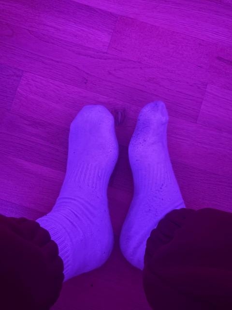 Ohne Marke Weiße Socken getragen mit Schriftzug Size M