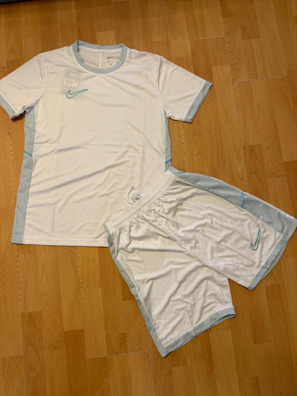 NEU mit Etikett: Nike Dri-Fit Trainingsset / Trikotset – Weiß/Hellblau – Gr. M