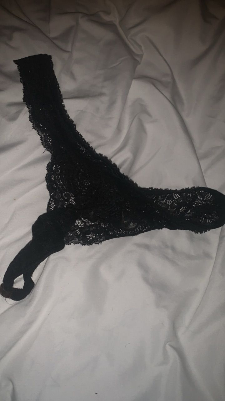 Ohne Marke getragener Tanga Size M