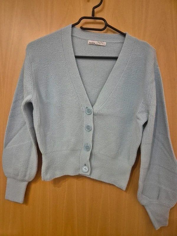 Pull & Bear Hellblauer cropped Cardigan mit Knöpfen Size S