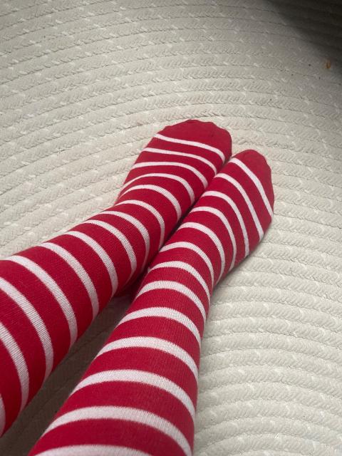 Rot weiße getragene Socken
