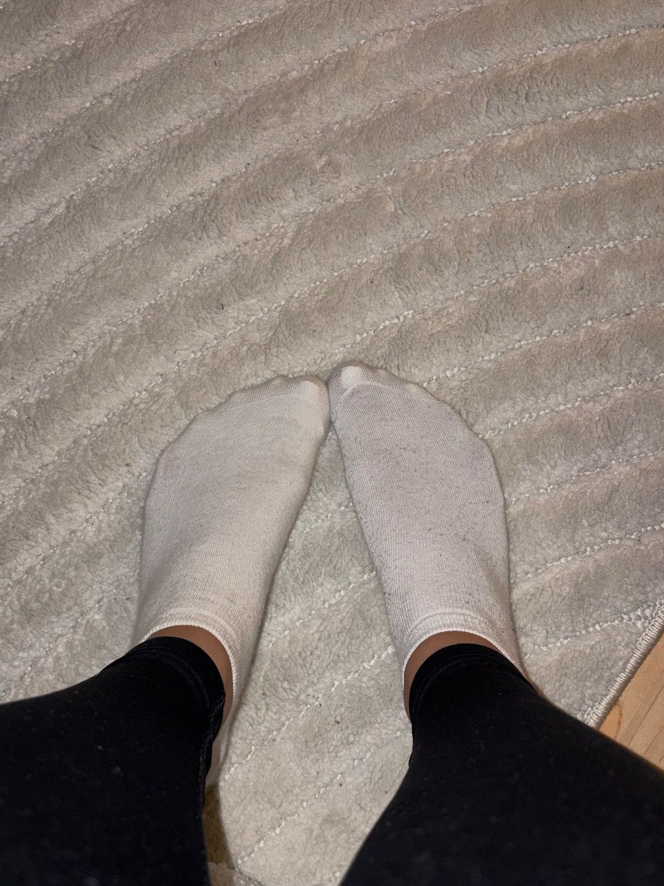 Getragene weiße sneaker Socken 