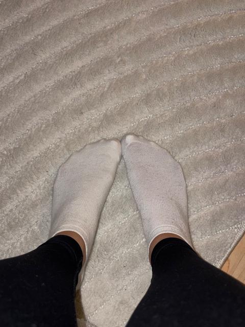 Getragene weiße sneaker Socken