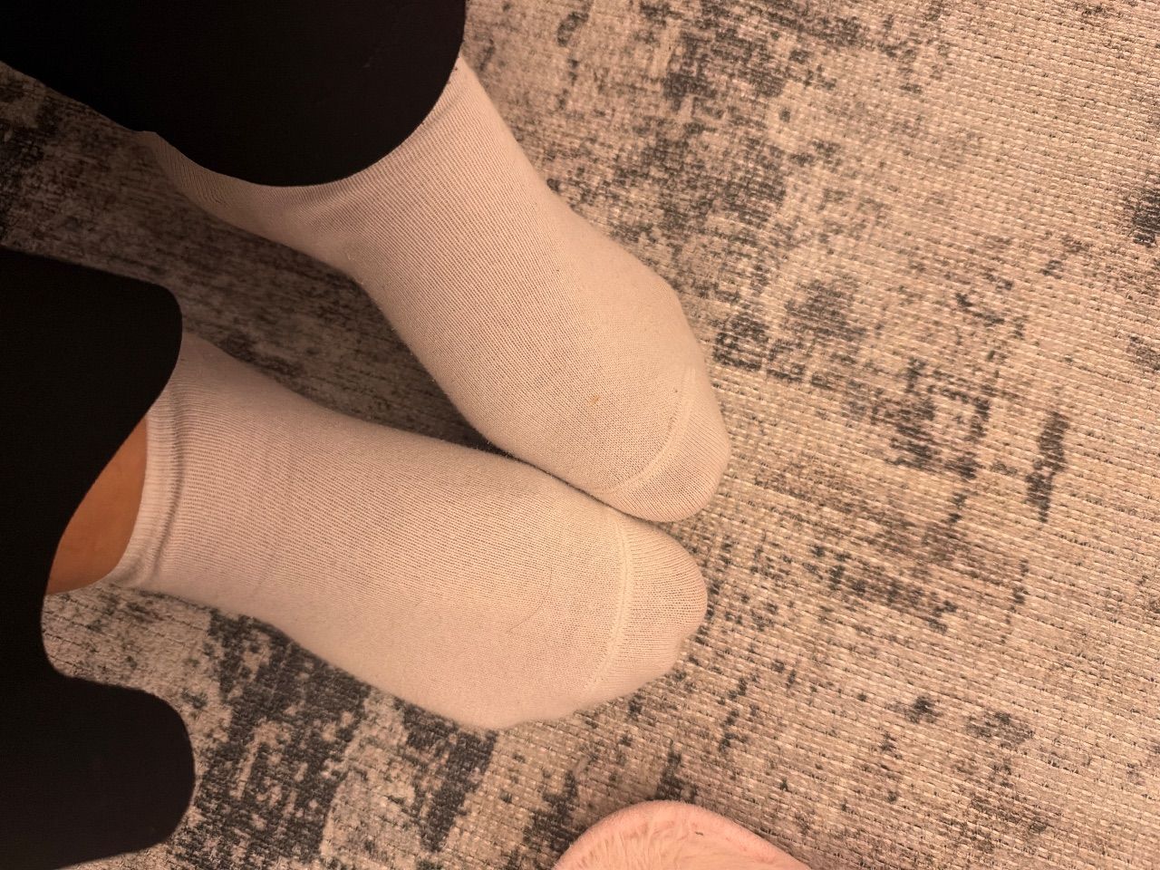 Getragene weiße Socken