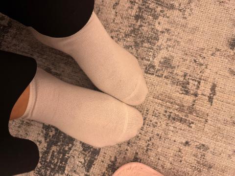 Getragene weiße Socken