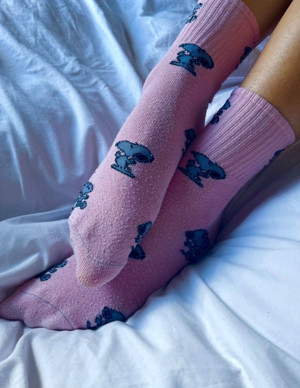 getragene Snoopy-Socken mit Löchern Size 39