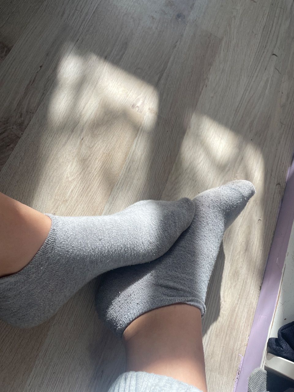 Graue Socken getragen 