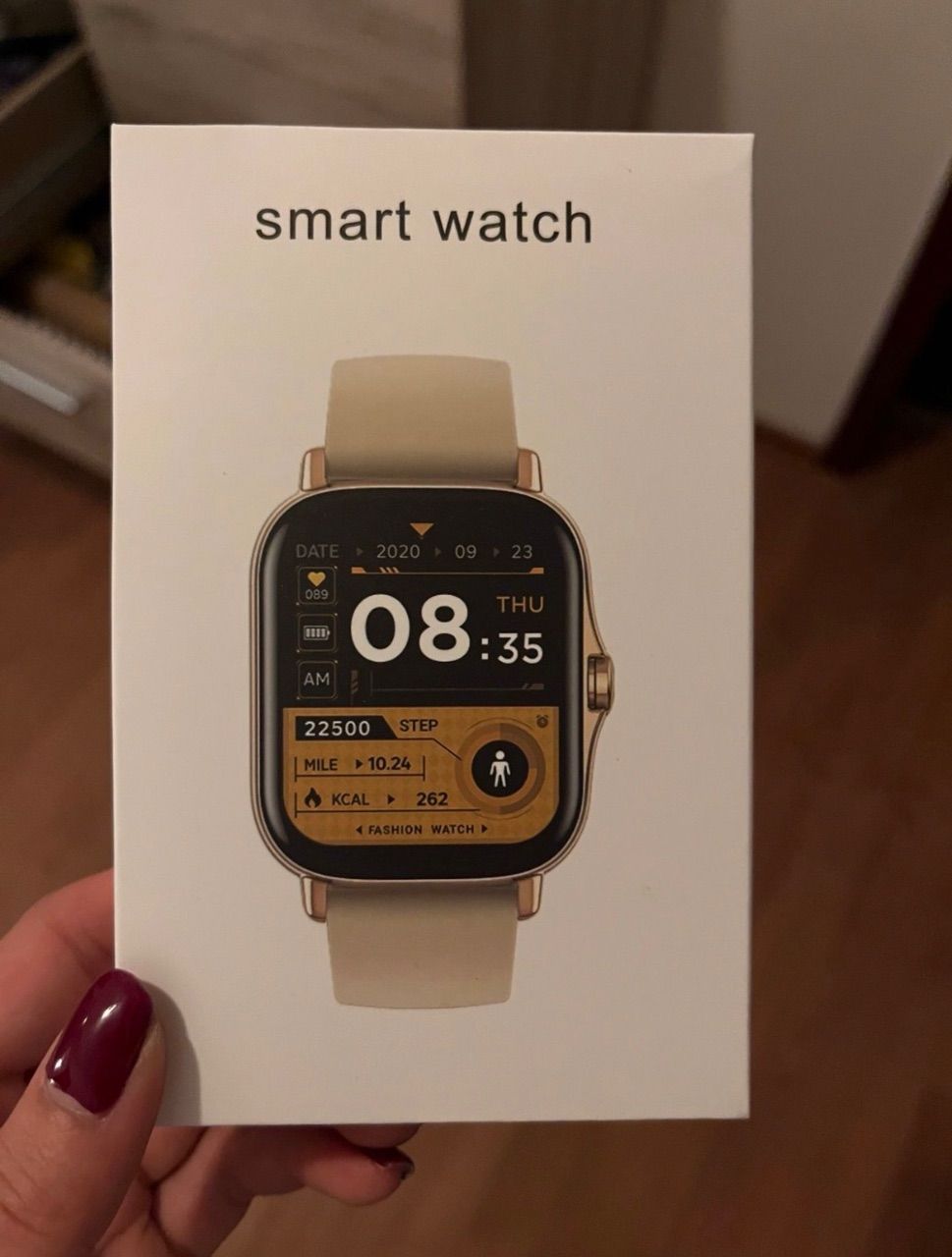 Neue Smartwatch mit Ladekabel und Schutzfolie