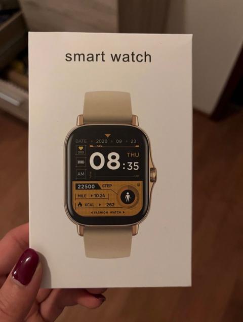Neue Smartwatch mit Ladekabel und Schutzfolie
