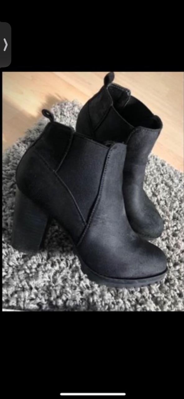 Schwarze Stiefeletten mit Blockabsatz