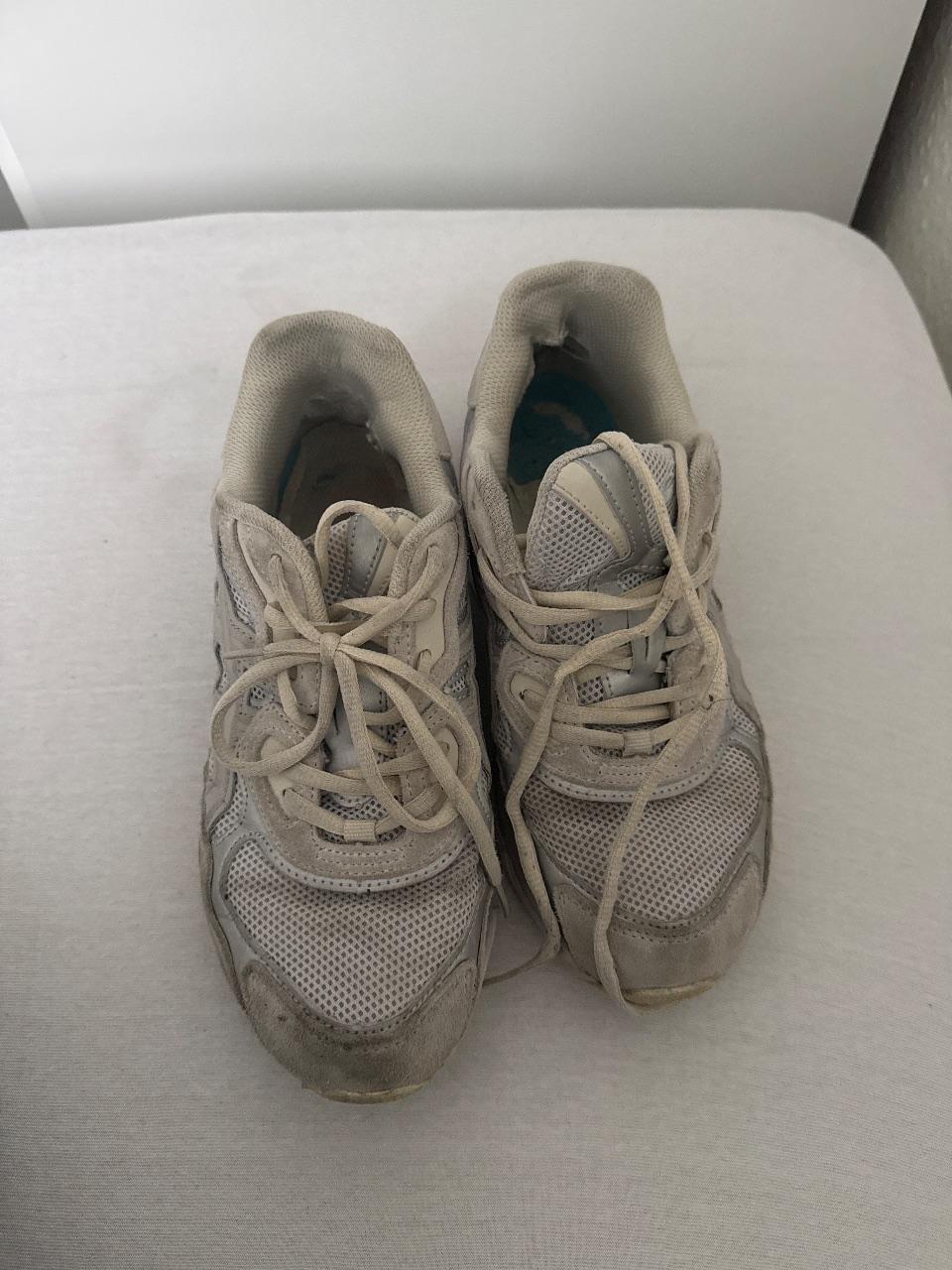 gerne getragene asics schuhe sneaker alt schmutz benutzt