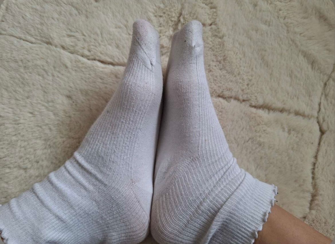 Beim Sport getragene weiße Socken meiner 14jährigen Schwester