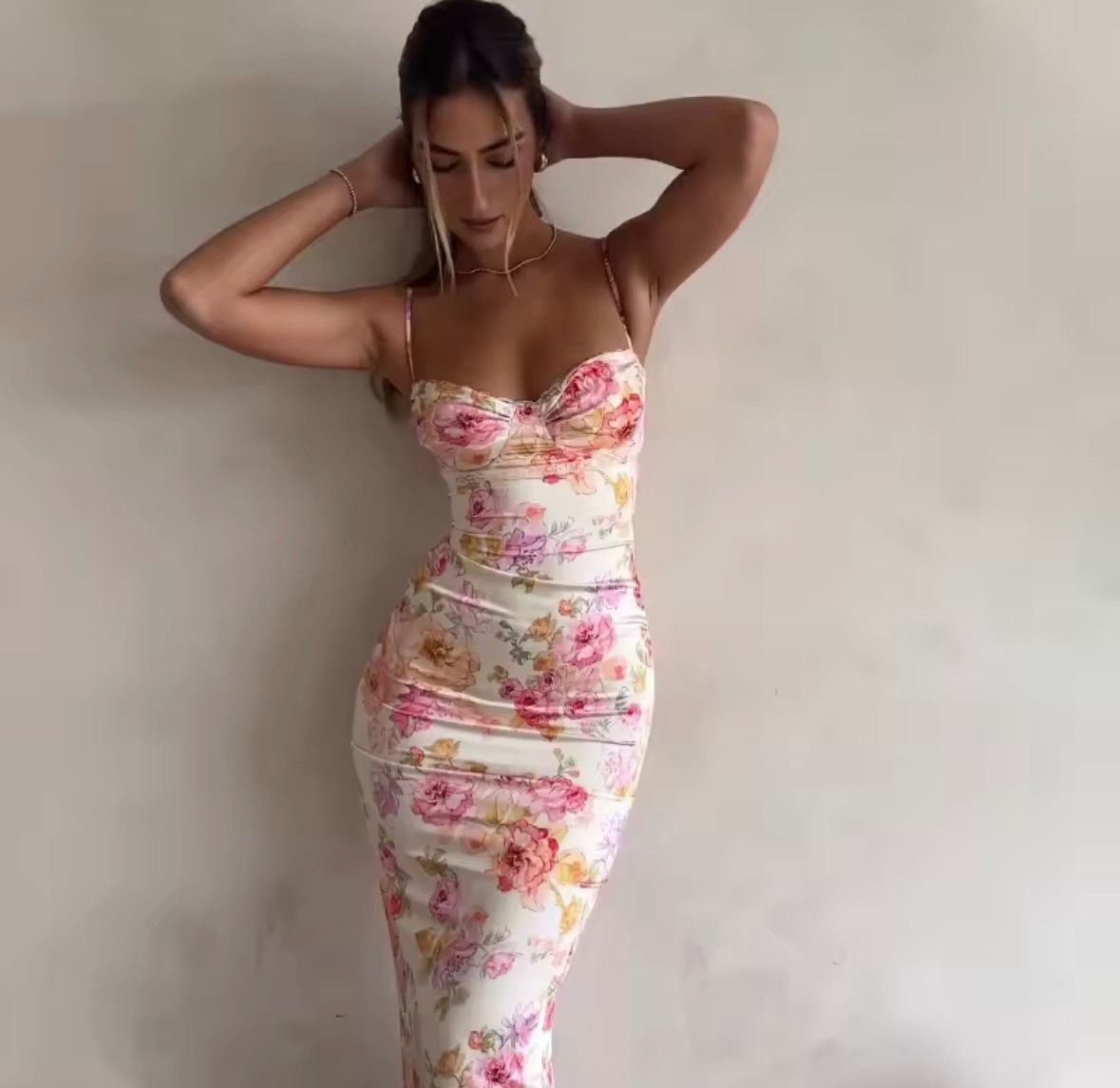 Ladu Blumen-Midikleid – Figurbetont