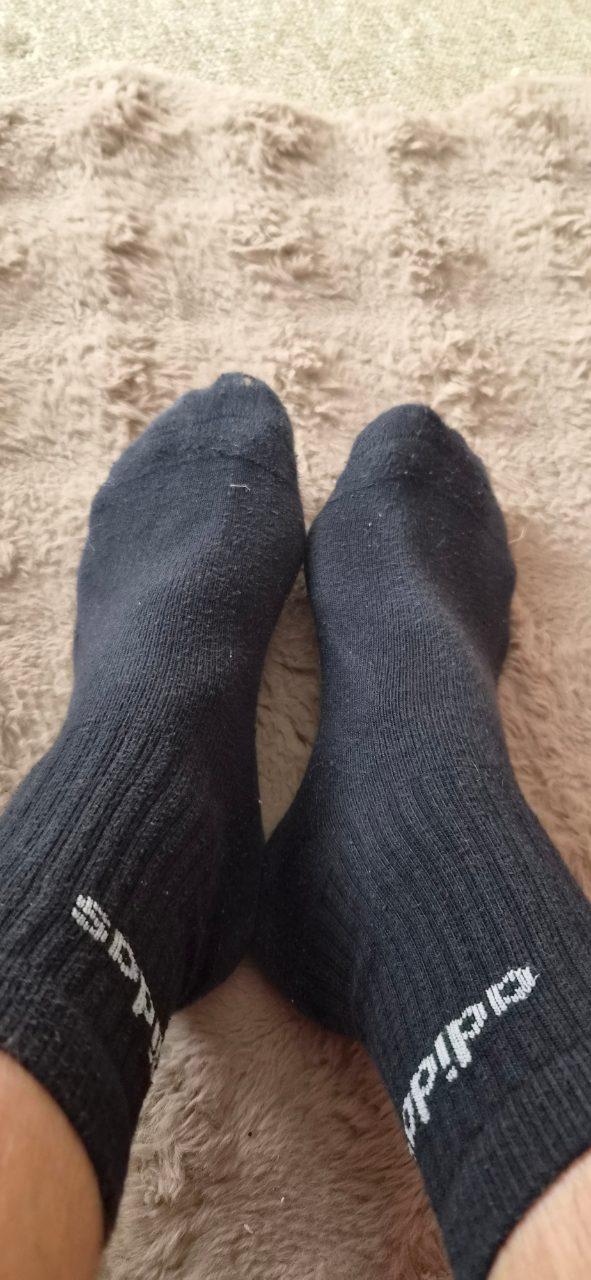 Schwarze Adidas Socken getragen