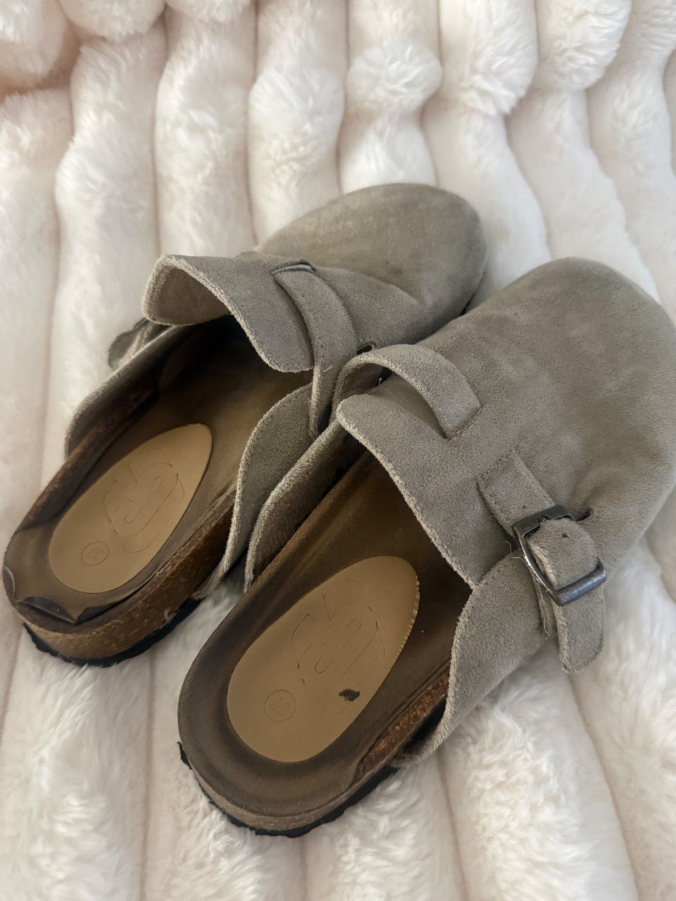 Langgetragene Schuhe