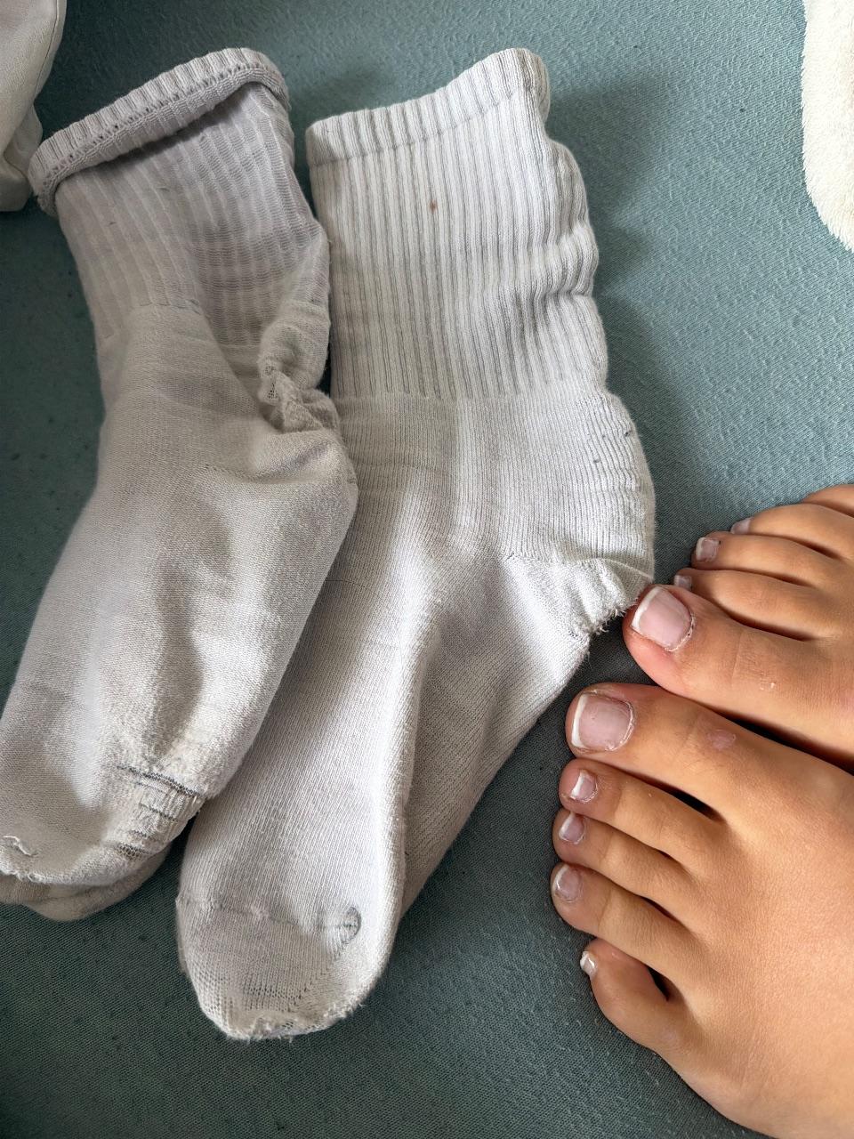 Getragene Socken mit löchern von einer Thailänderin