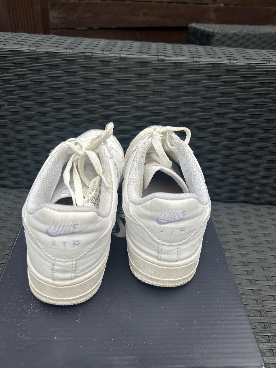 weiße getragene Nike schuhe