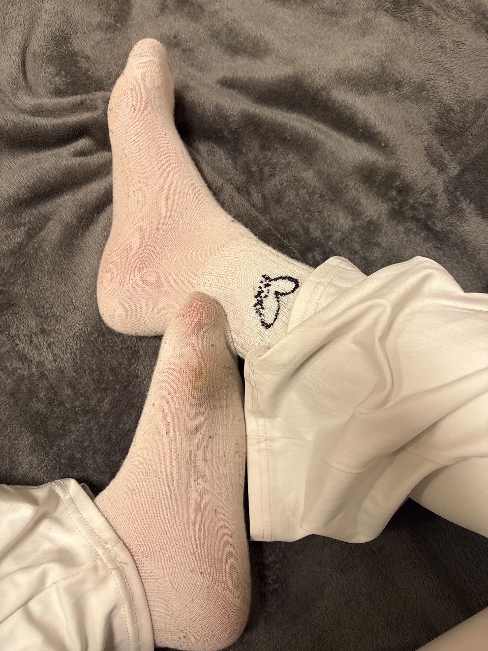 Getragene Socken mit Herzsymbol an der Seite  Size M