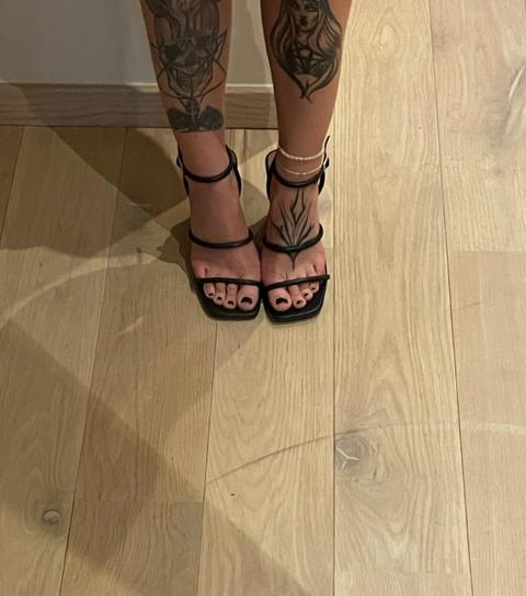 Video or pictures stepping on things Size 36