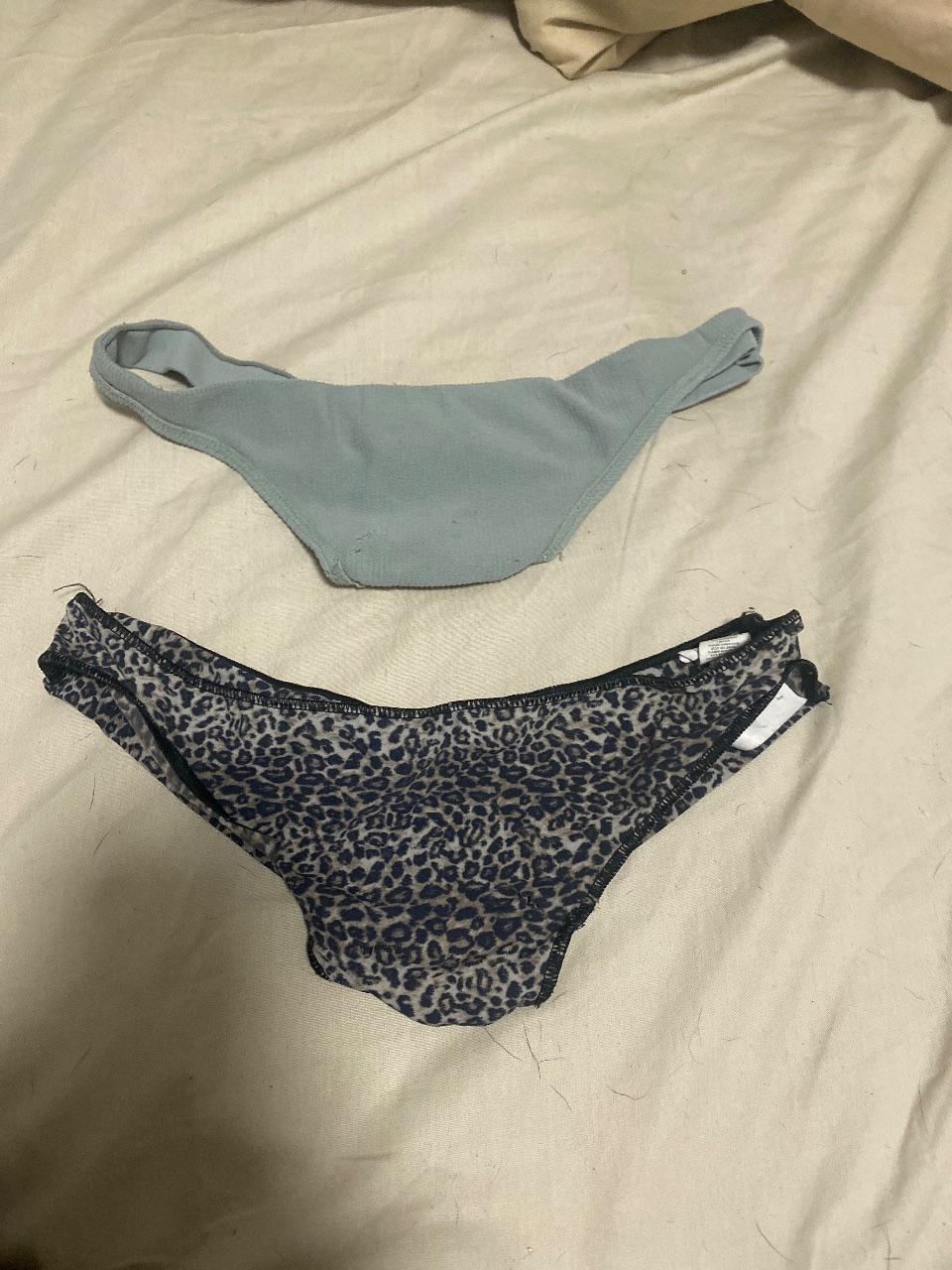 2 gebrauchte Tangas, mit deutlich erkennbaren Gebrauchsspuren💕