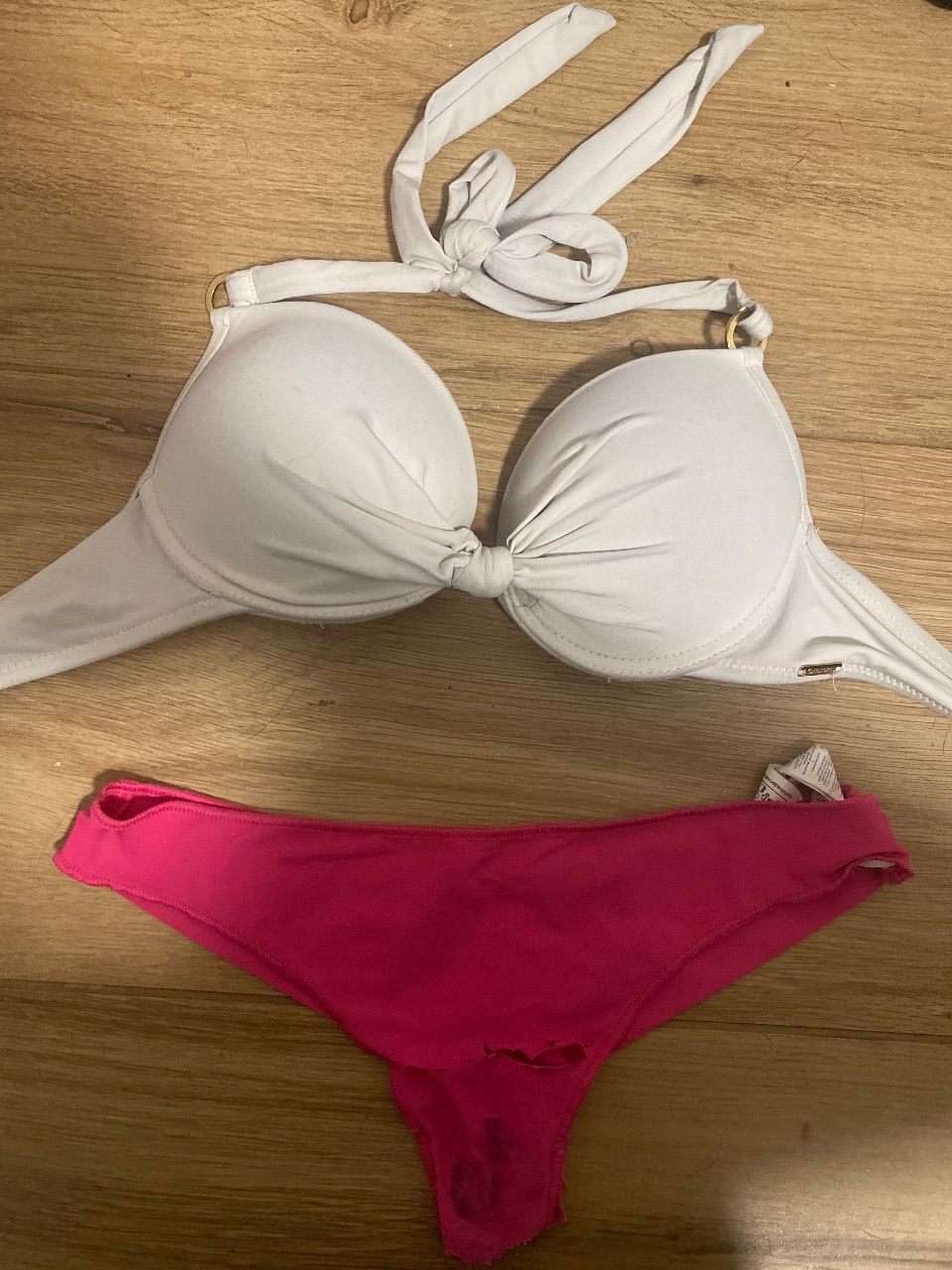 Weißen BH mit pinken gebrauchten Tanga, beides mit Spuren und gut verwendbar😊