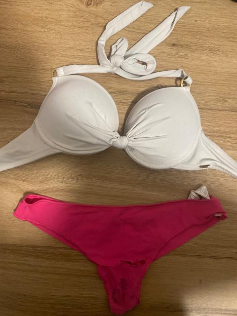 Weißen BH mit pinken gebrauchten Tanga, beides mit Spuren und gut verwendbar😊