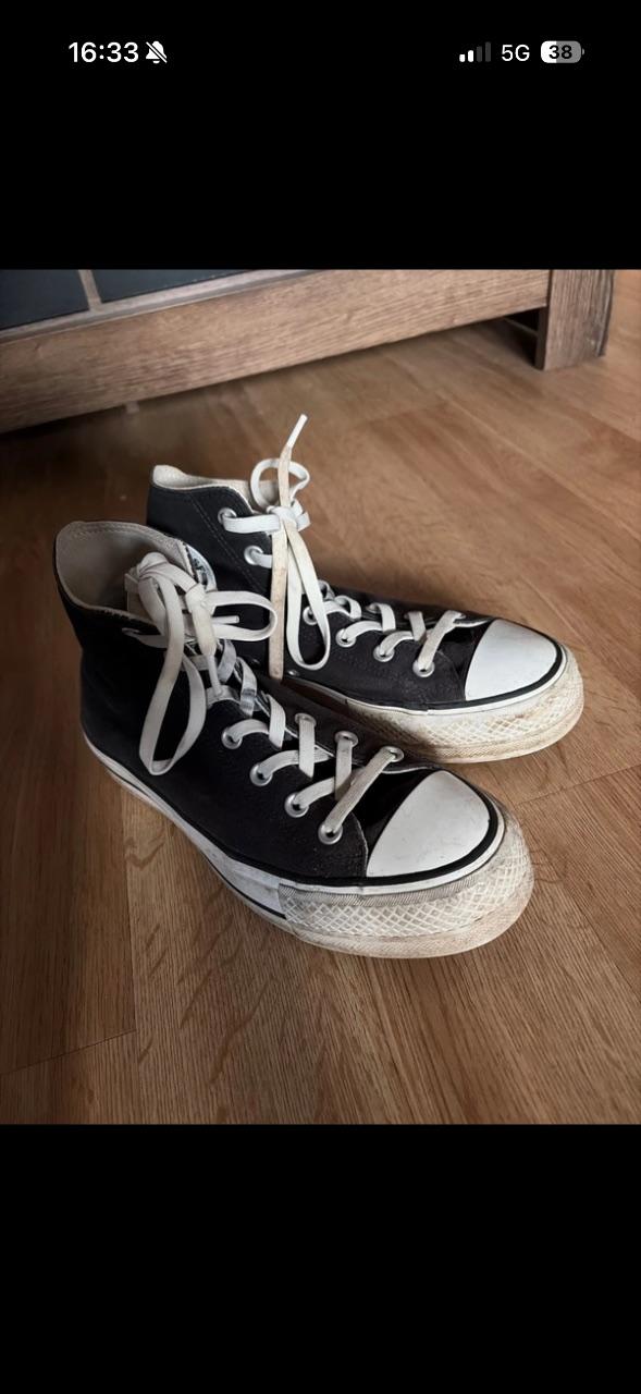 Getragene converse Schuhe