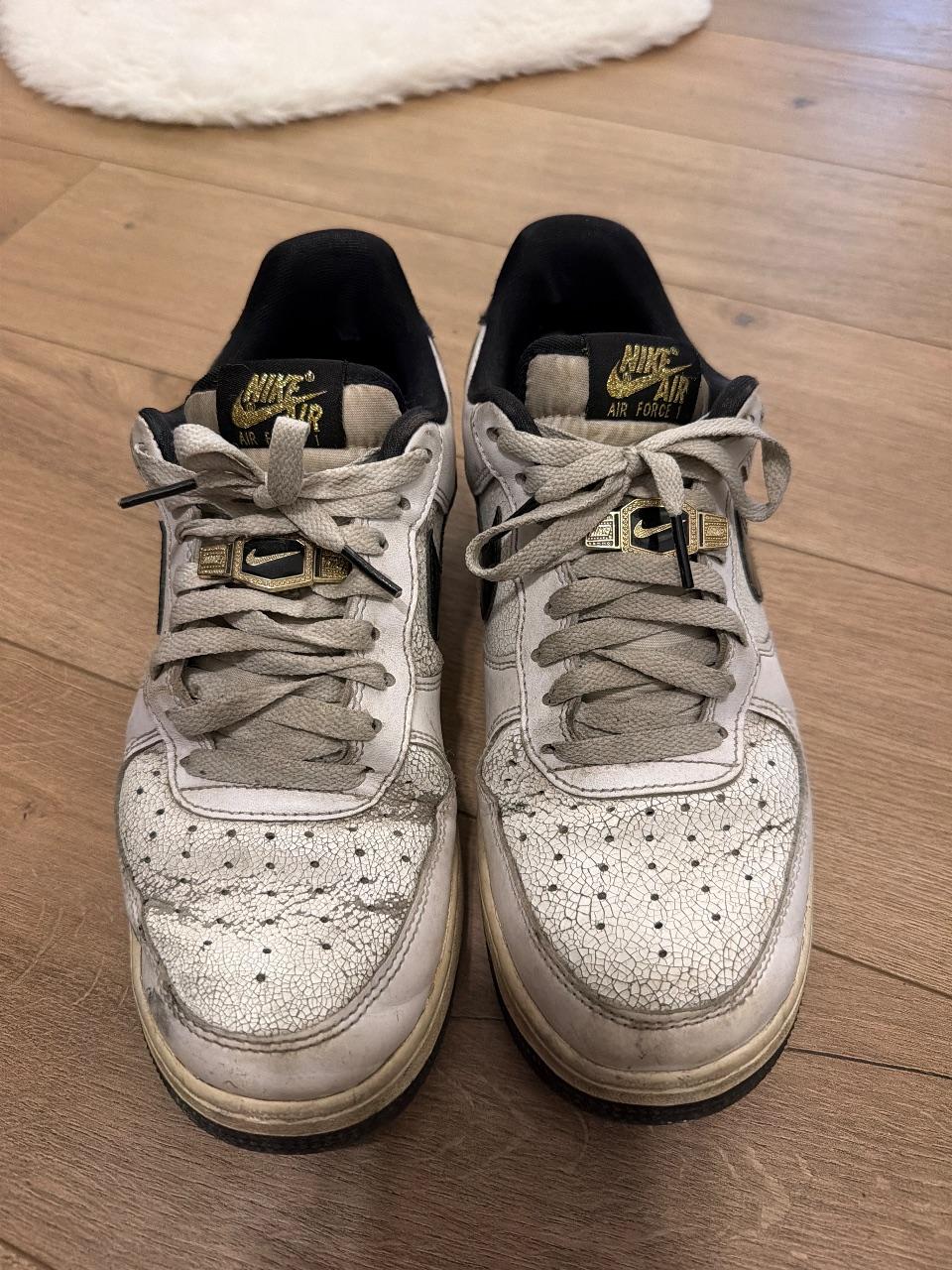 Nike Air Force 1 Weiß/Schwarz mit goldenen Details | Besondere Gebrauchsspuren