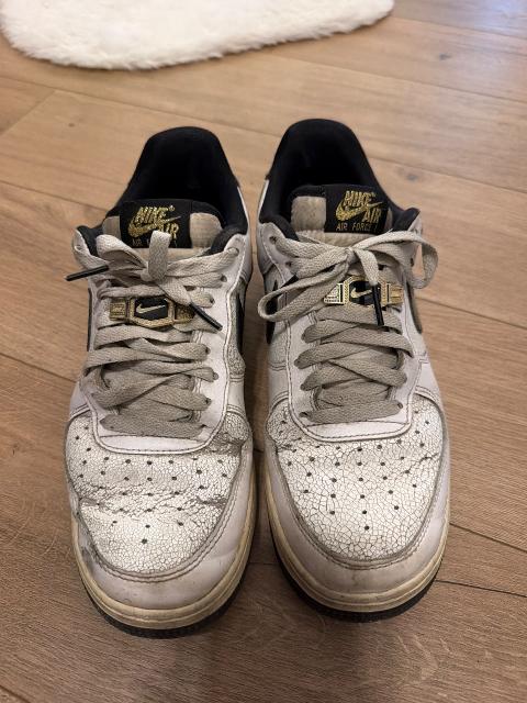 Nike Nike Air Force 1 Weiß/Schwarz mit goldenen Details | Besondere Gebrauchsspuren Size 41