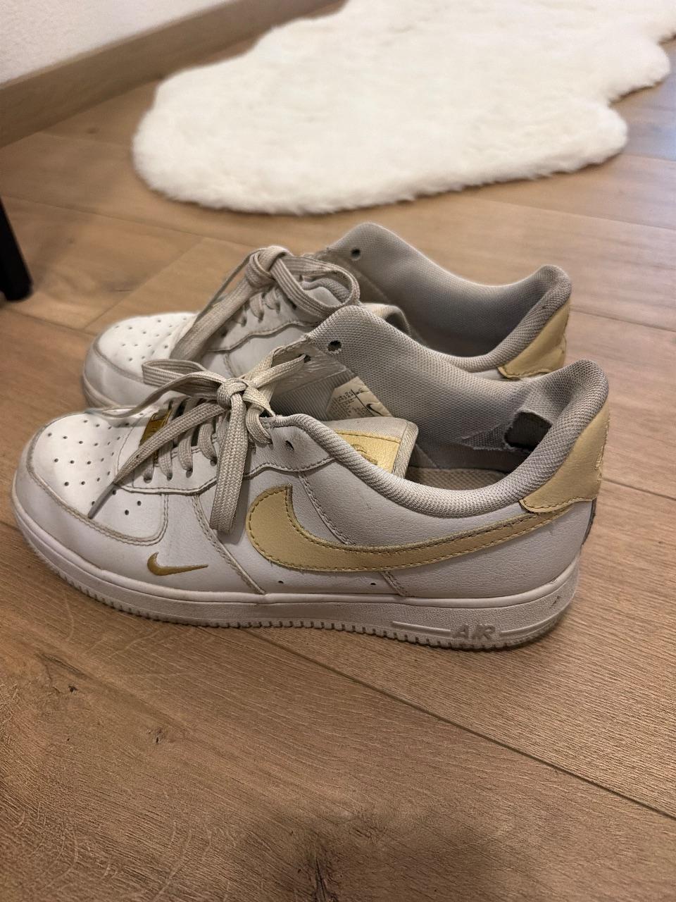 Nike Air Force 1 – Weiß/Creme | Besondere Gebrauchsspuren