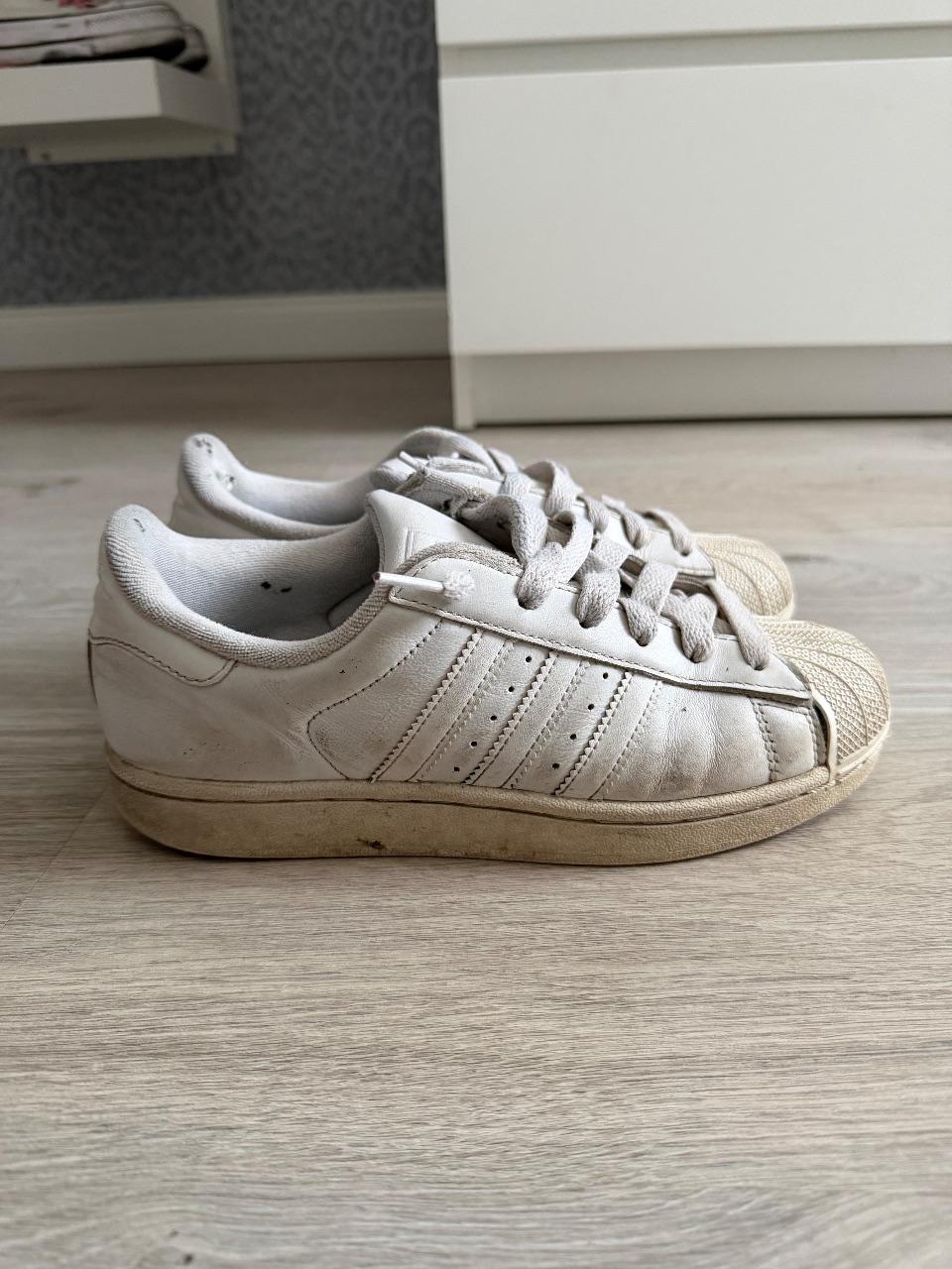 Getragene Adidas Superstars weiß