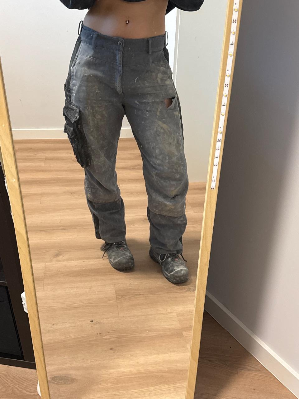 Arbeitshose ungewaschen Handwerkerin