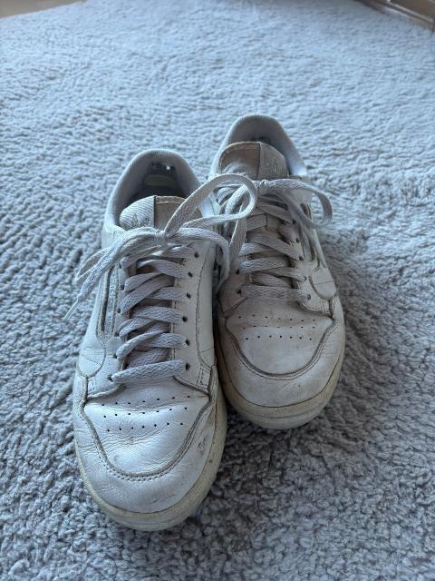 Weise Schuhe getragen