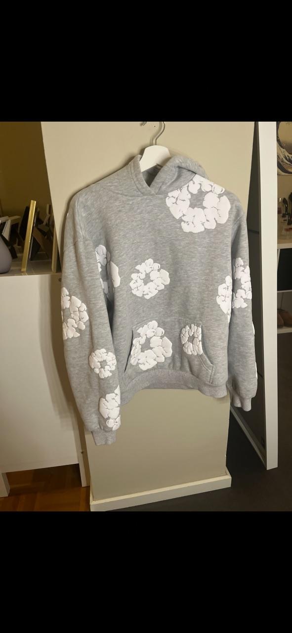 Grauer Pullover