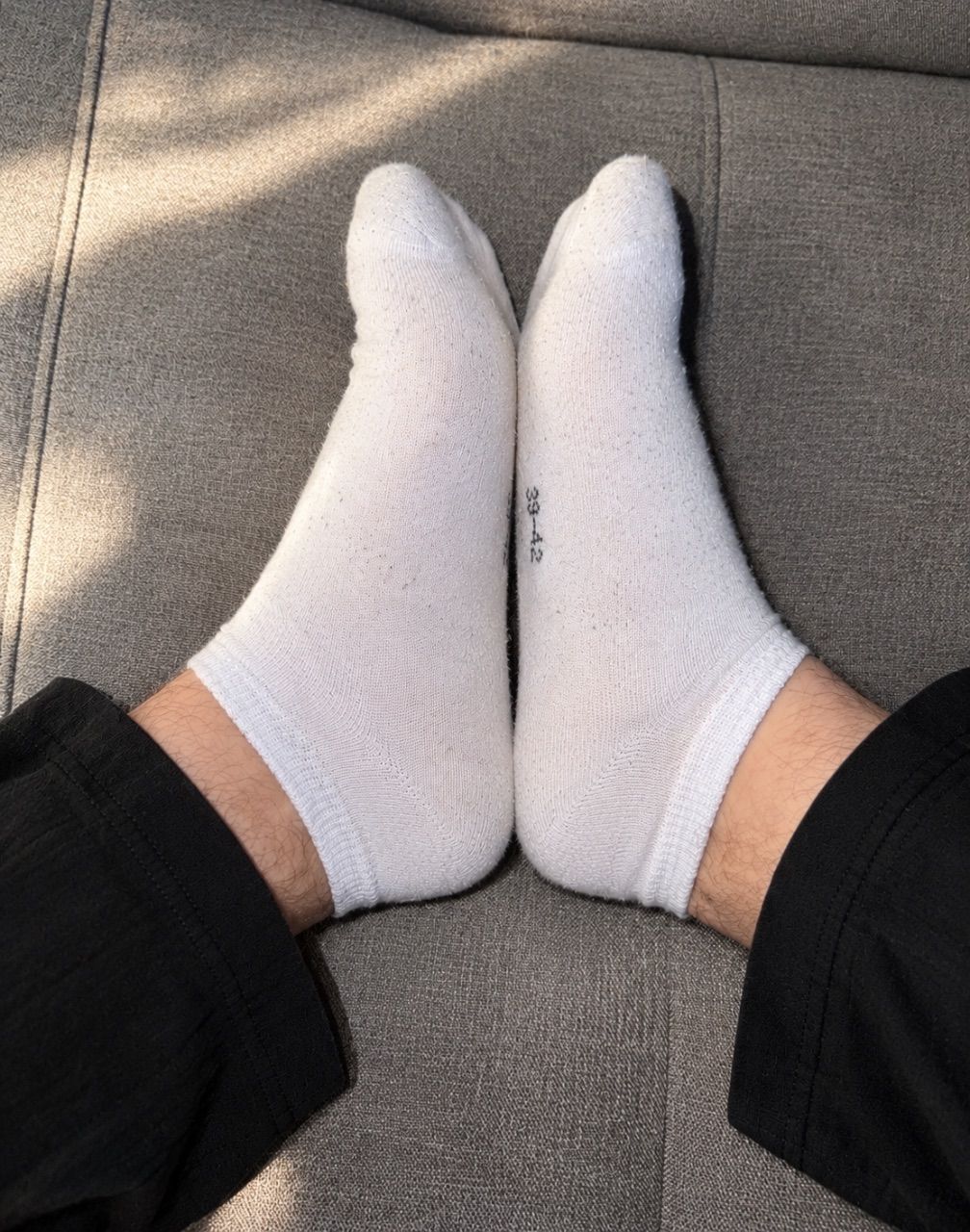 Weiße getragene Socken  Size 42