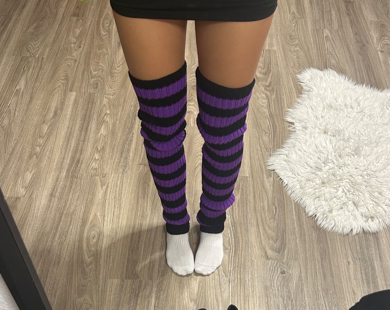 Lila-schwarze Overknee-Stulpen