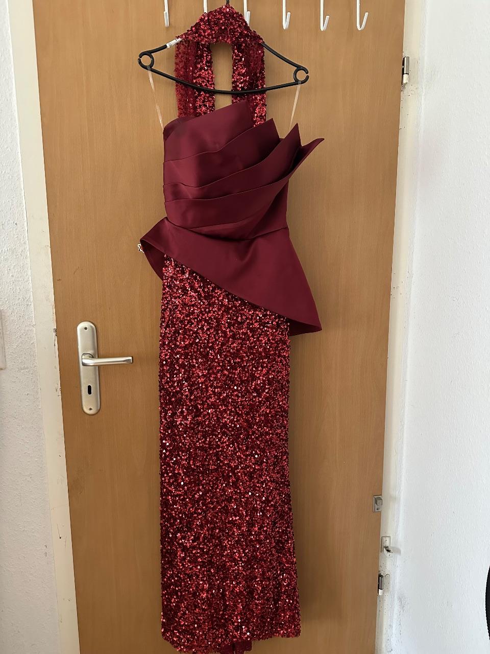 Selbstgeschneidertes Kleid, Rotwein