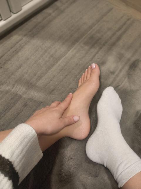 Fußbilder oder getragene Socken zu verkaufen