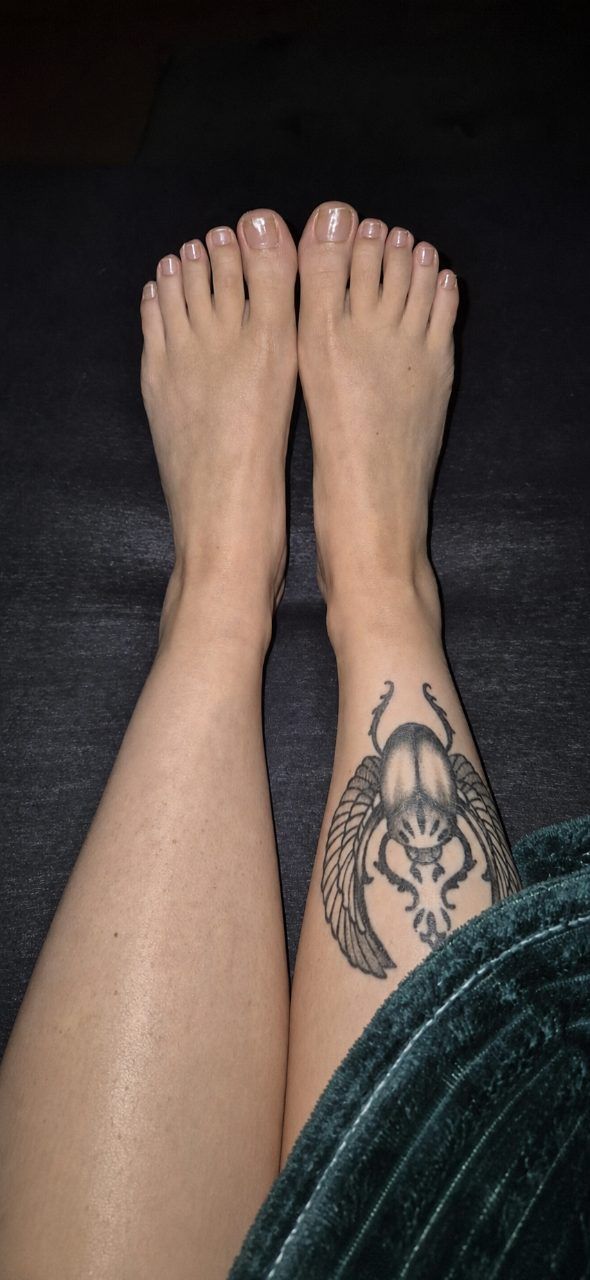 Verkaufe sowohl Fußbilder als auch Socken o.ä. Size M