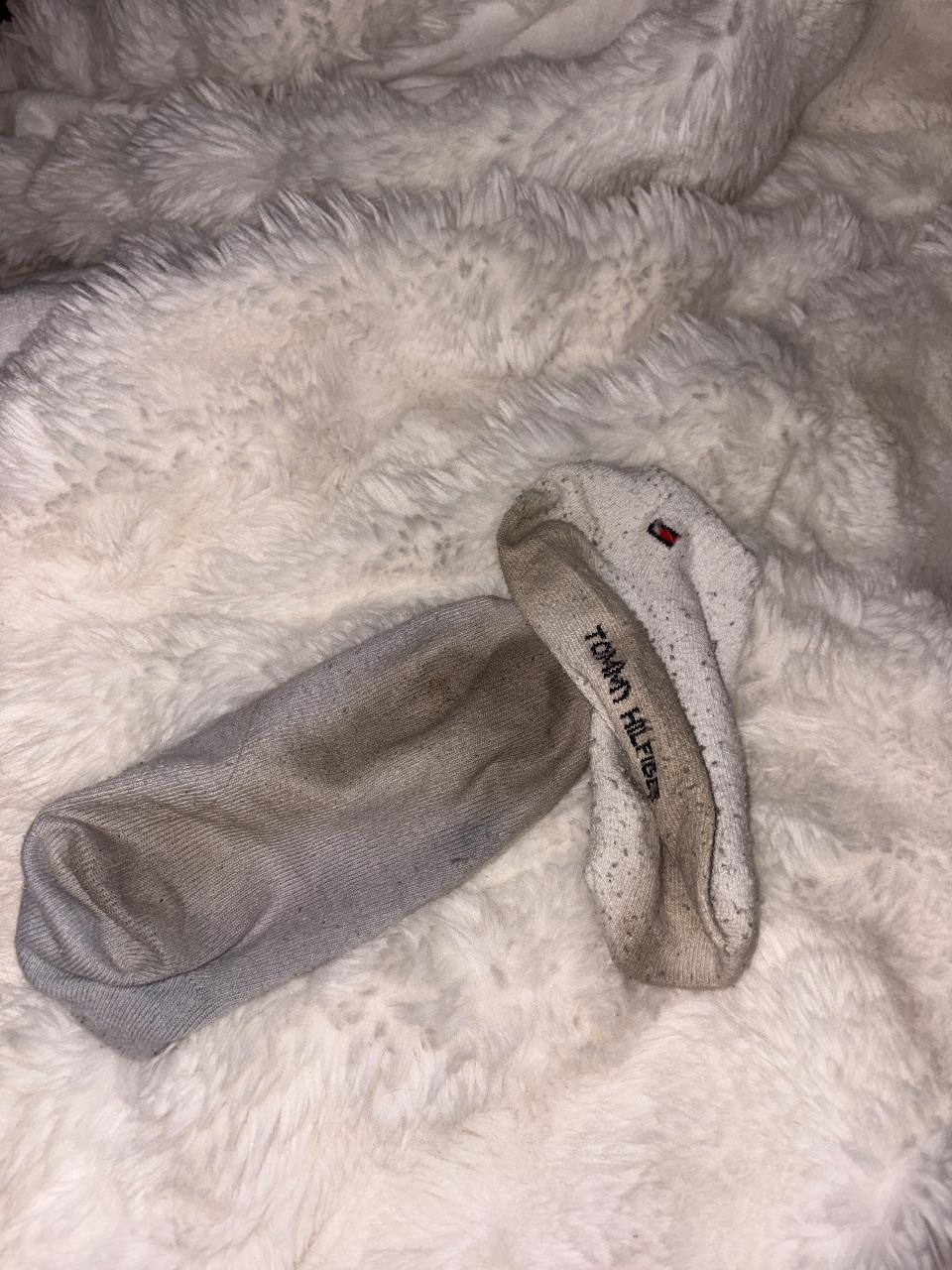Verschmutze getragene Socken