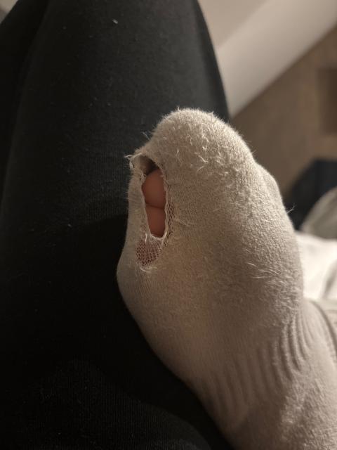 Fußbild: Socken mit Loch (online verkauf)
