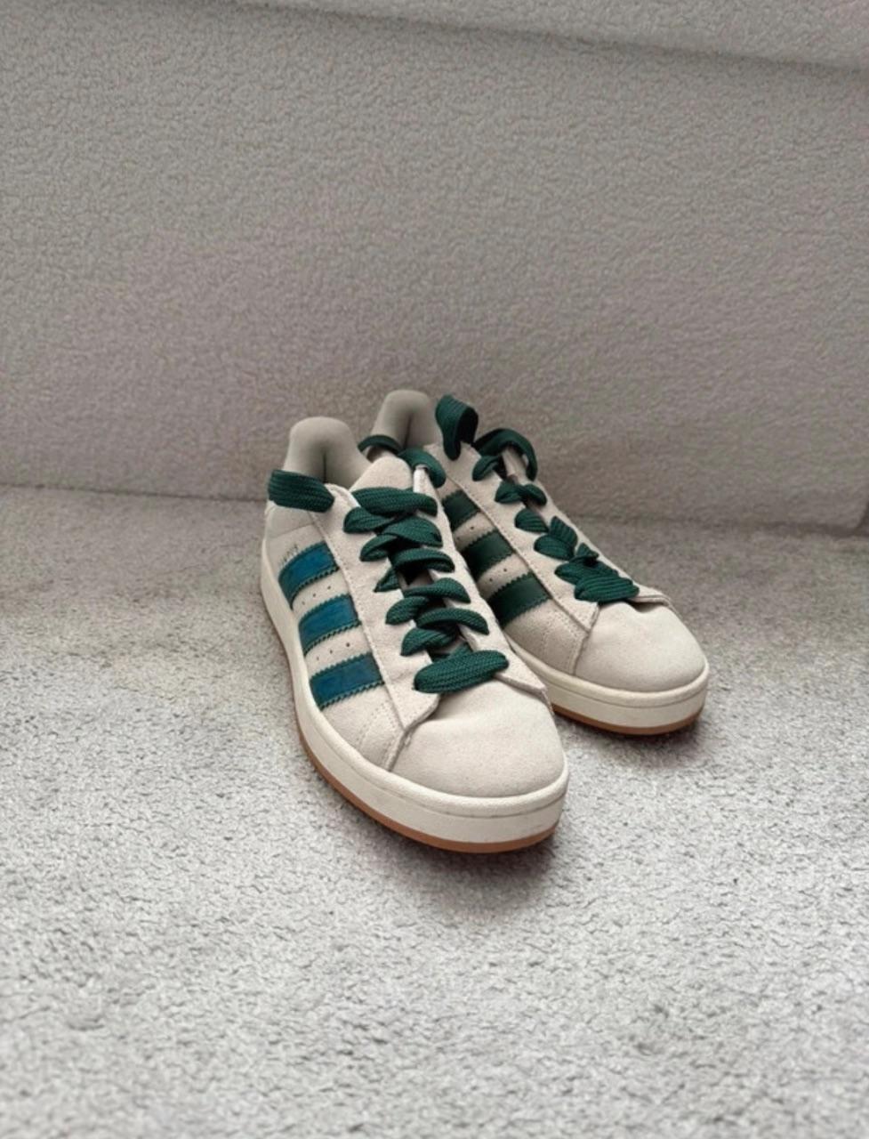 Grün; Weiße Adidas schuhe; Gr 40