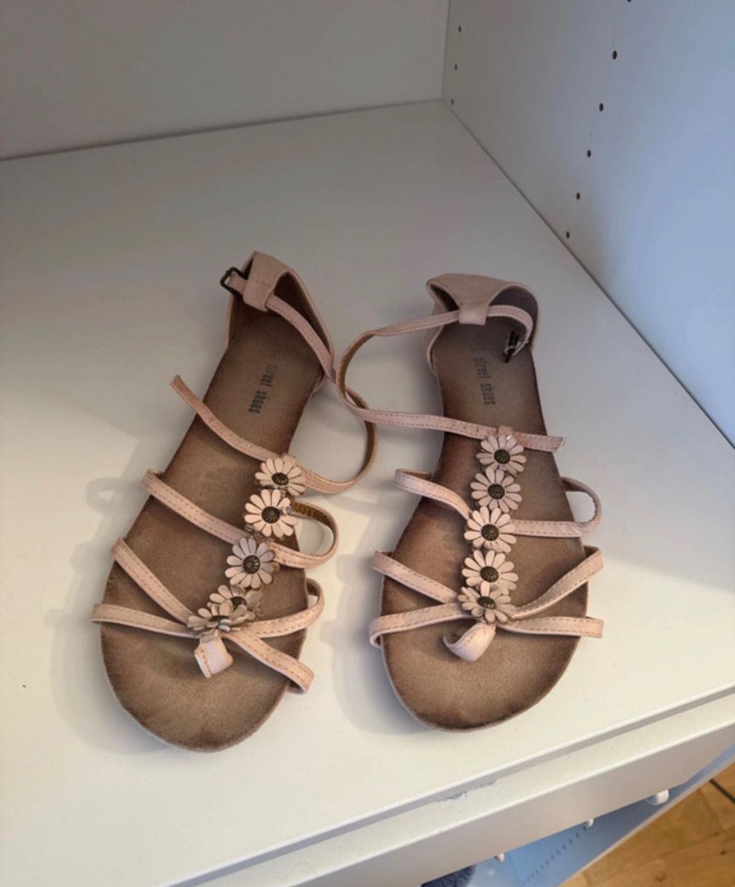 Flache Zehentrenner Sandalen nude / beige | Sommersandalen mit Schmucksteinen /  Size 40