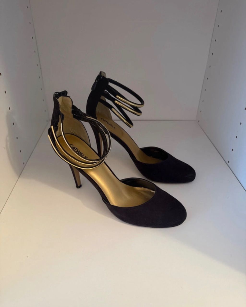 Catwalk High Heel Pumps schwarz mit Gold-Riemchen | Elegante Stilettos mit Reißv Size 41