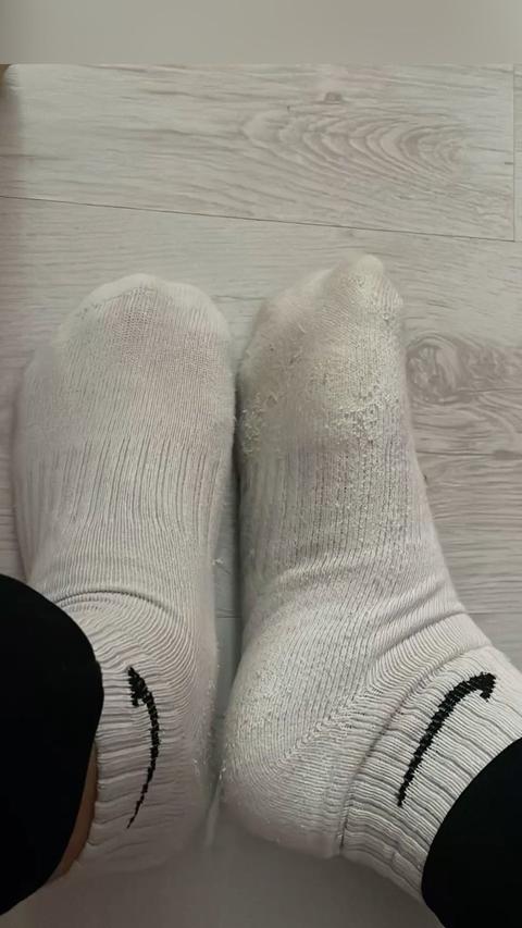VERKAUFE GETRAGENE SOCKEN