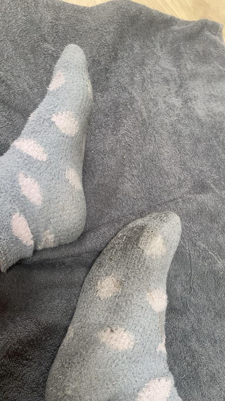 Sichtbar Getragen Socken seit 3 Tagen von weiblichen jungen Füßen
