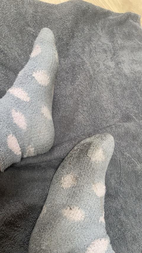 Sichtbar Getragen Socken seit 3 Tagen von weiblichen jungen Füßen