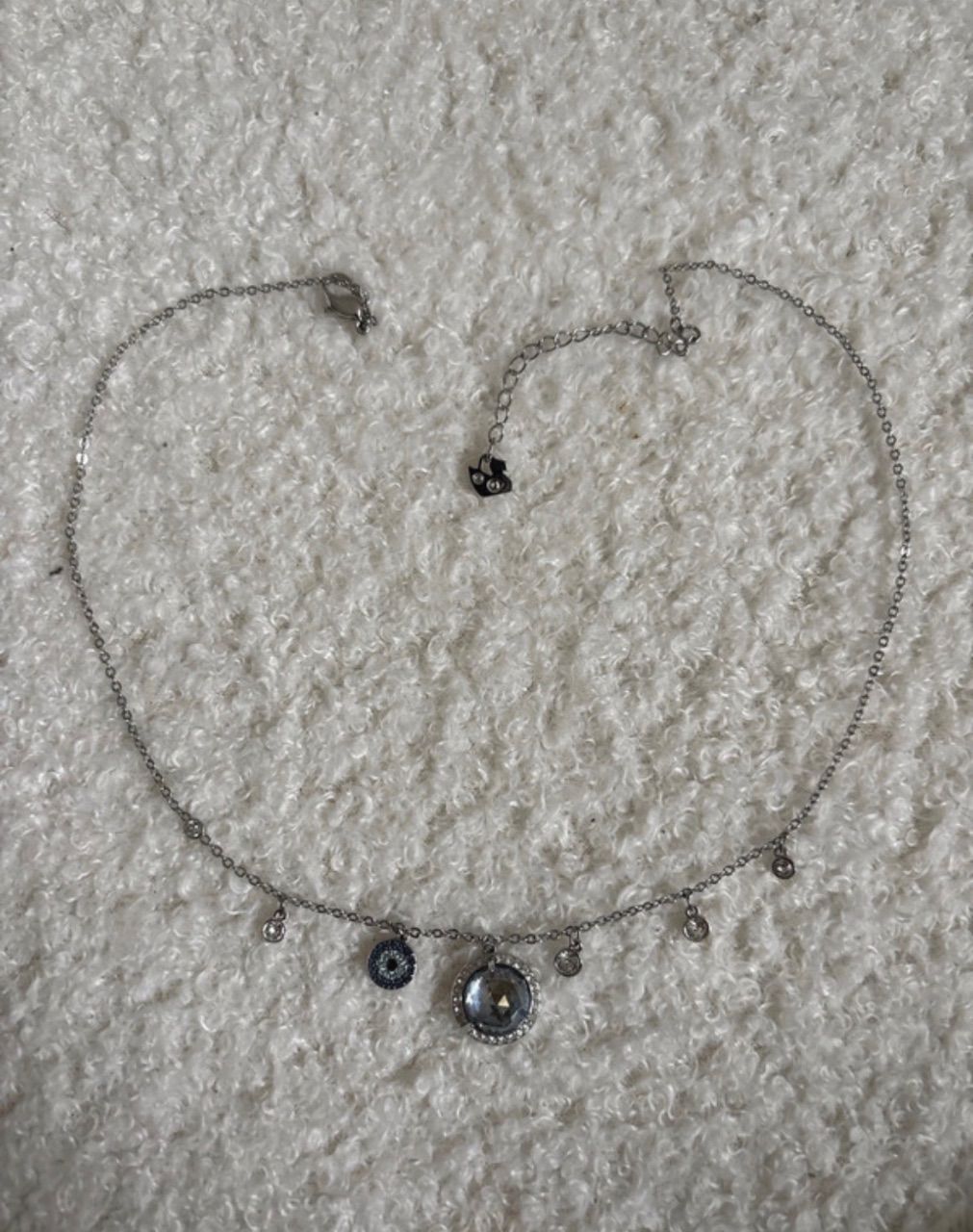 Swarovski  Silberfarbene Halskette mit blauem Anhänger & Glücksauge