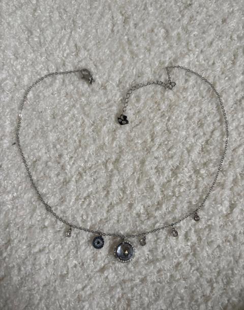 Swarovski Silberfarbene Halskette mit blauem Anhänger & Glücksauge