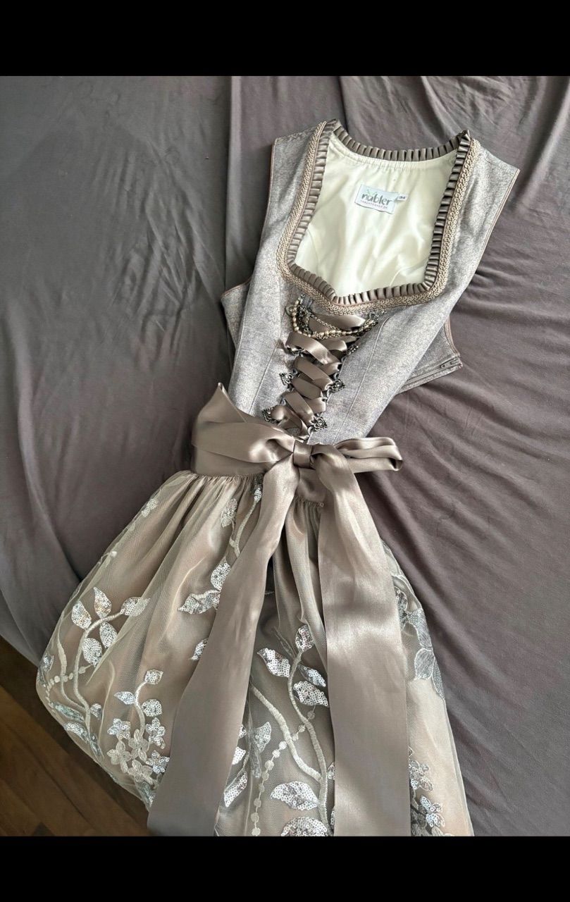 Grauer Dirndl mit Spitze und Perlenkette